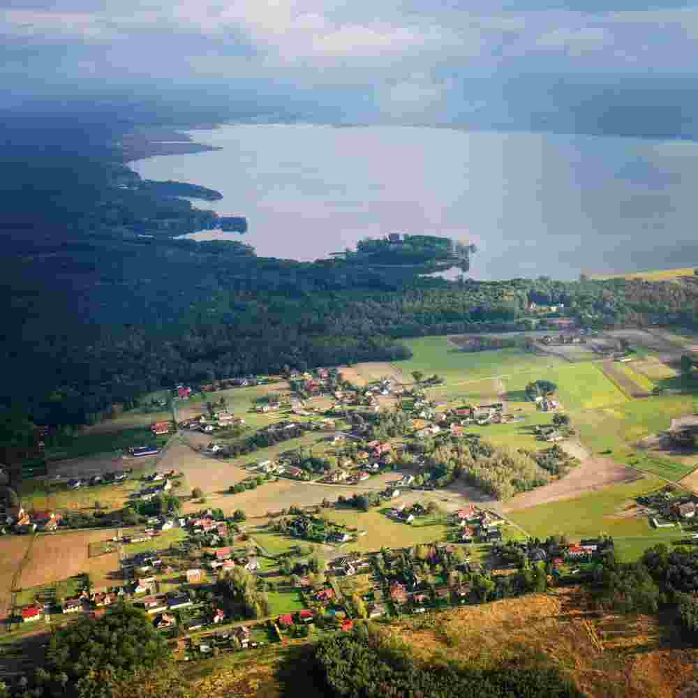 Widok z lotu ptaka na jezioro i miejscowość